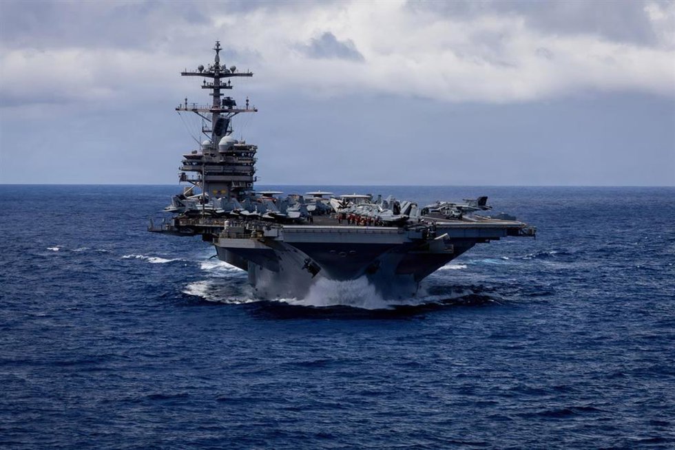 El portaaviones de la clase Nimitz de la Armada de los Estados Unidos, el USS George H. W. Bush, navega por el este de África en el marco de la operación 'Furia Épica'.