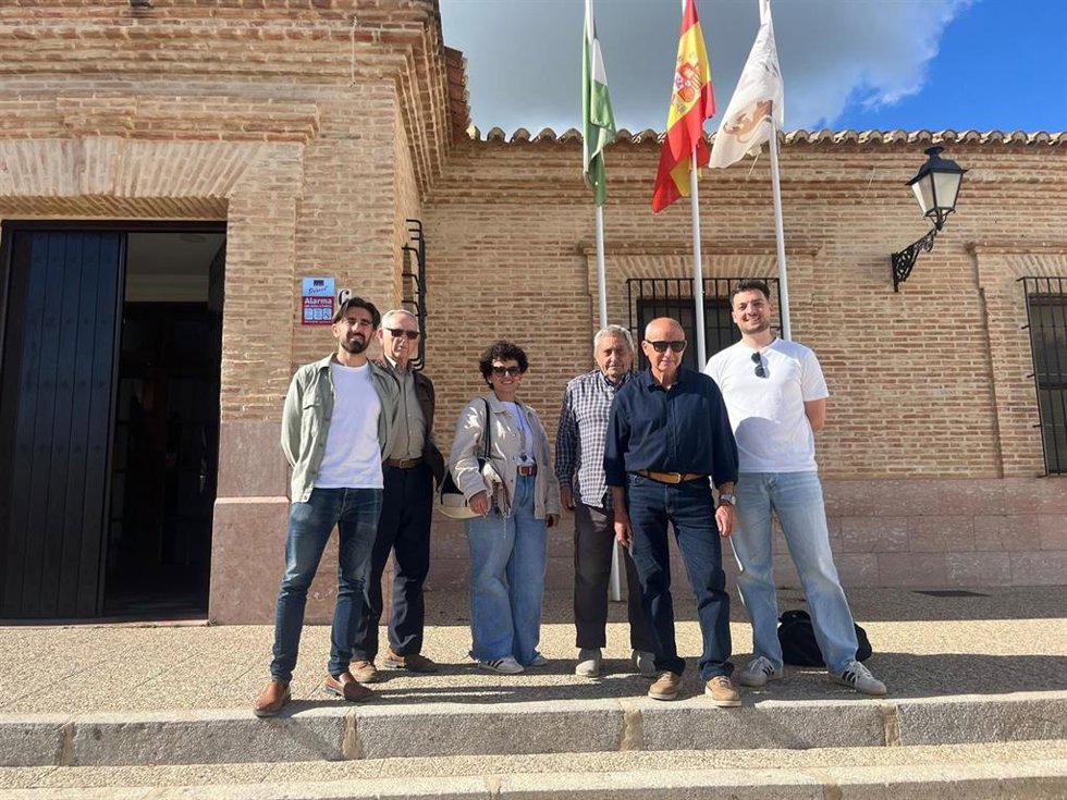 El candidato de Adelante Andalucía por la provincia de Málaga en las próximas elecciones autonómicas de 2026, Luis Rodrigo, con vecinos afectados por macroplantas de biogás en la comarca de Antequera