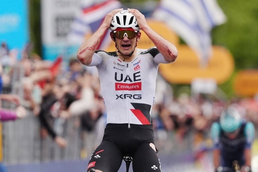 El ciclista español Igor Arrieta (UAE Team Emirates-XRG) celebra la victoria de etapa en el Giro de Italia 2026.