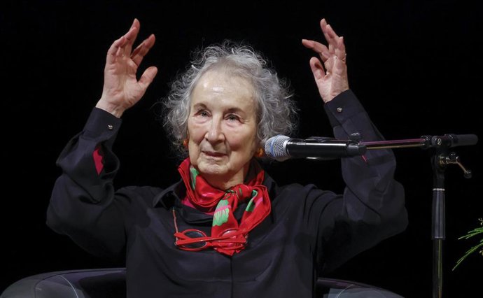 Archivo - December 10, 2025, Calgary, Ab, CANADA: Margaret Atwood gestures as she speaks with Heather O'Neill during an on stage interview in Calgary, Wednesday, Dec. 10, 2025.
