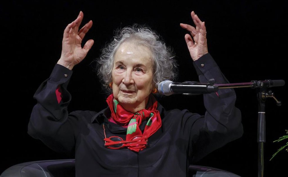 Archivo - December 10, 2025, Calgary, Ab, CANADA: Margaret Atwood gestures as she speaks with Heather O'Neill during an on stage interview in Calgary, Wednesday, Dec. 10, 2025.