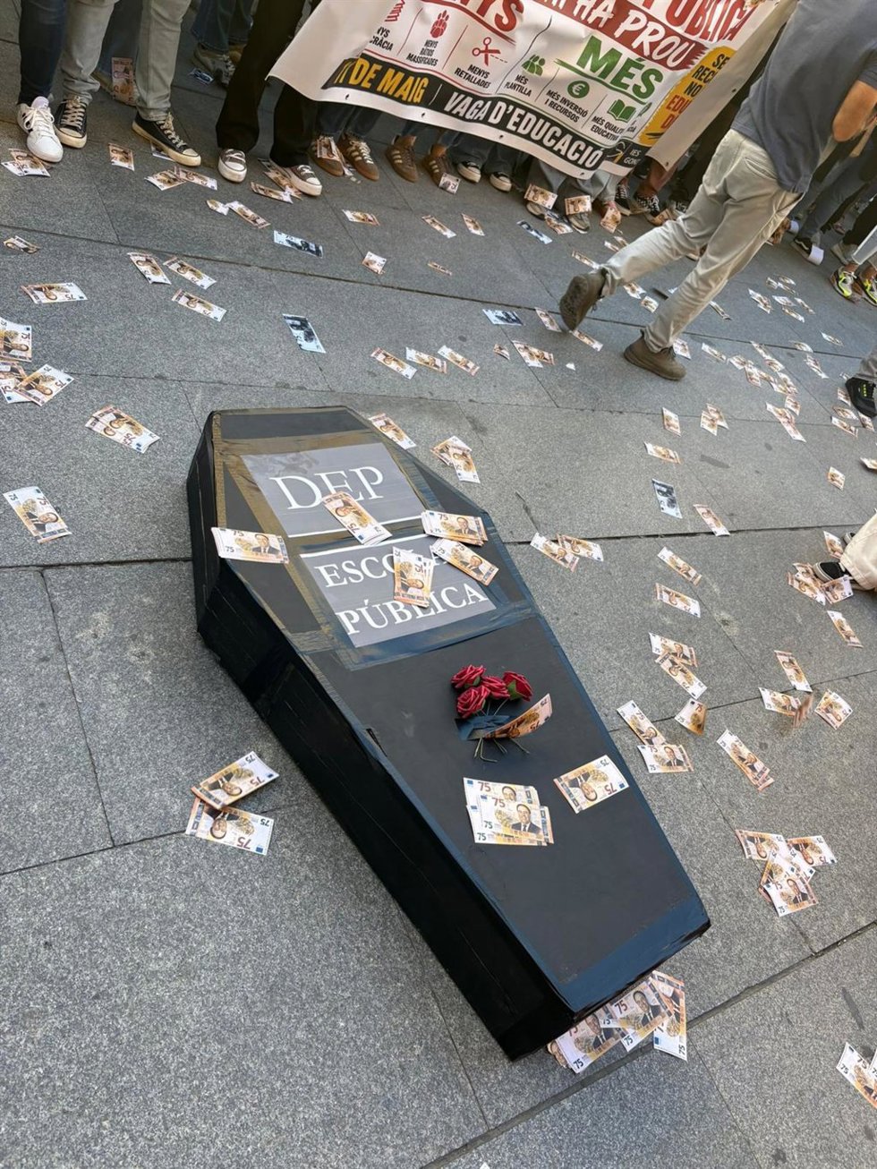 Imagen de la concentración de profesorado ante el Palau de la Generalitat.