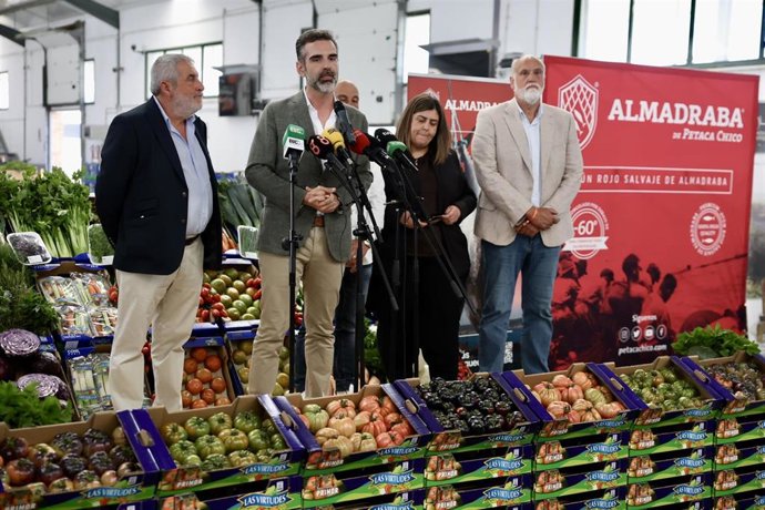 Fernández-Pacheco en la Cooperativa Nuestra Señora de las Virtudes de Conil.