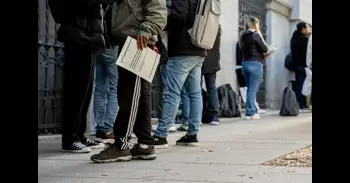 Un mes de la regularización de migrantes: 130.000 solicitudes en una semana, dudas documentales y batalla en el TS