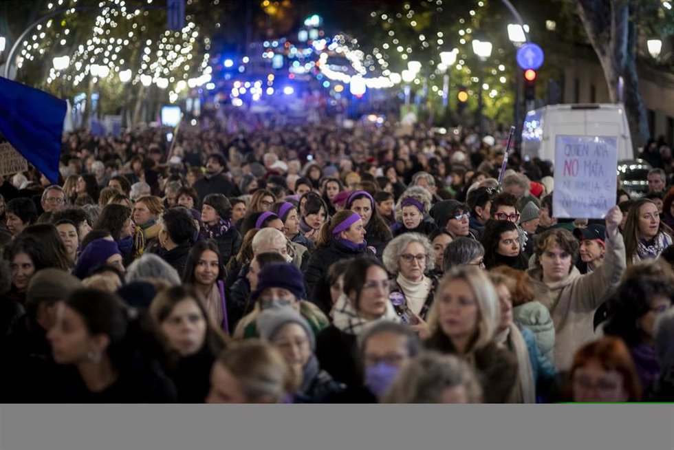 Archivo - Cientos de personas durante una concentración por el día de la Eliminación de la violencia contra las Mujeres, a 25 de noviembre de 2025, en Madrid (España). 