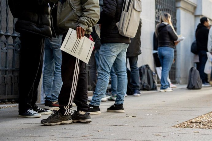 Varias personas hacen cola para conseguir el certificado de vulnerabilidad en una Oficina de Asistencia en Materia de Registro, a 22 de abril de 2026, en Madrid (España). 
