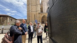 El artista Juan Carlos Uriarte ha visitado este miércoles la escultura de la Plaza de Regla junto al alcalde de León, José Antonio Diez.