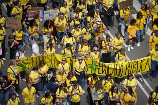 Manifestants durant una concentració docent