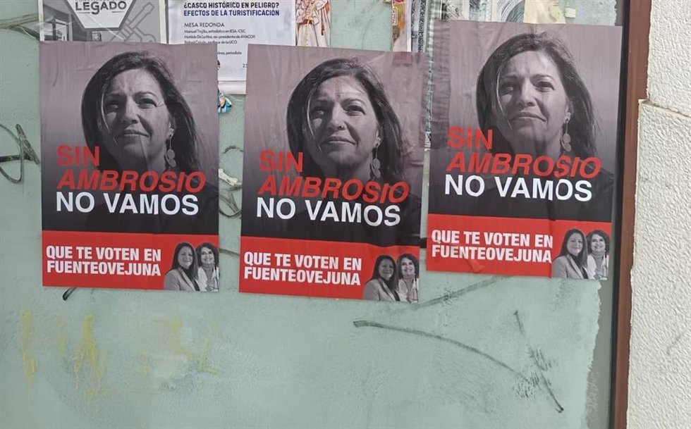 Carteles anónimos con la imagen de Isabel Ambrosio, rechazando el que no vaya en la lista del PSOE por Córdoba para el 17M y animando a no votar a la candidatura socialista que encabeza Silvia Mellado.