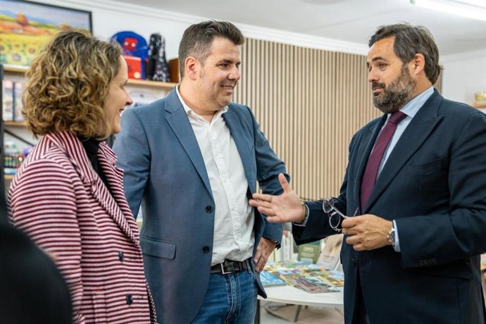 El presidente del Partido Popular de Castilla-La Mancha, Paco Núñez, durante su visita a la librería 'El Girasol'.