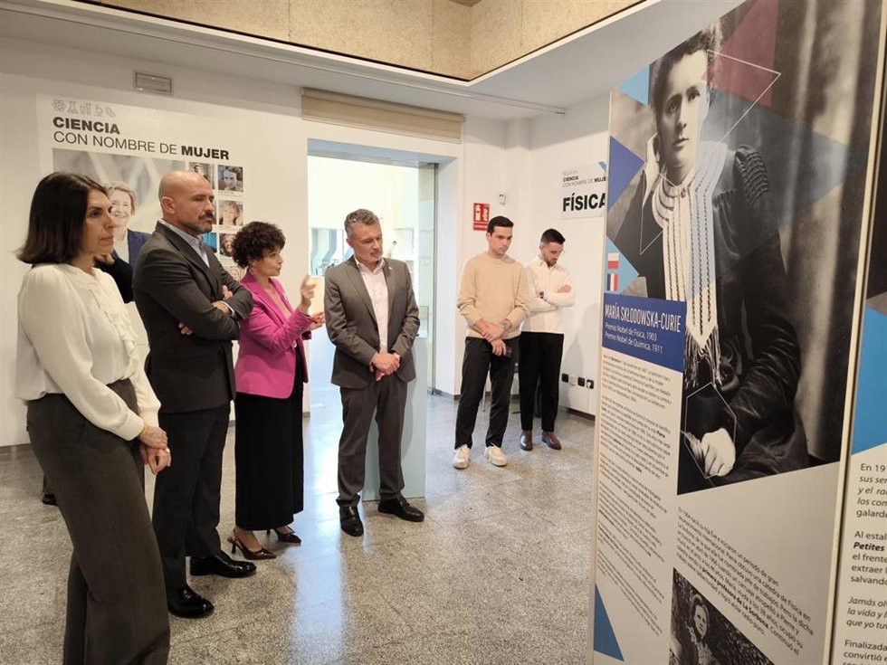 El vicesecretario de Educación e Igualdad del Partido Popular, Jaime de los Santos,acompañado del alcalde de Logroño, Conrado Escobar, y de las concejala Celia Sanz y Rosa Fernández, visita la exposición 'Mujeres en la Ciencia'