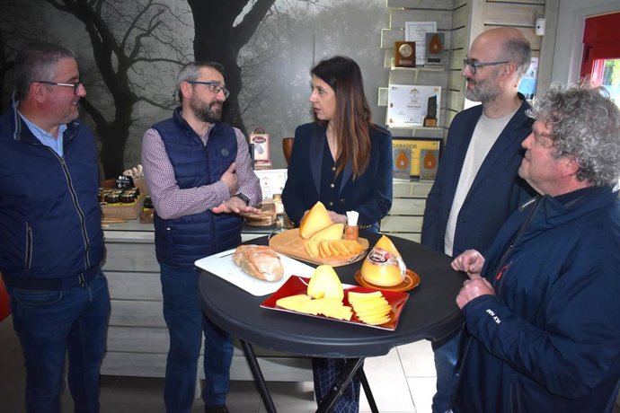La conselleira do Medio Rural, María José Gómez, visita dos queserías en Vilalba (Lugo).