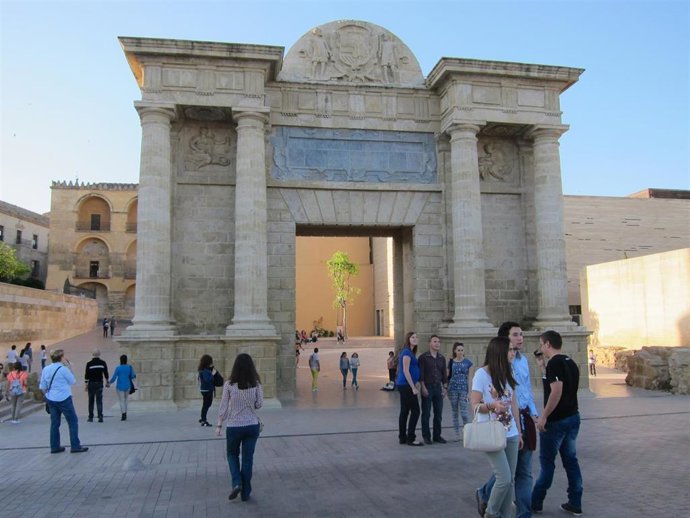 Archivo - La Puerta del Puente, que acoge los conciertos del Festival de los Patios.