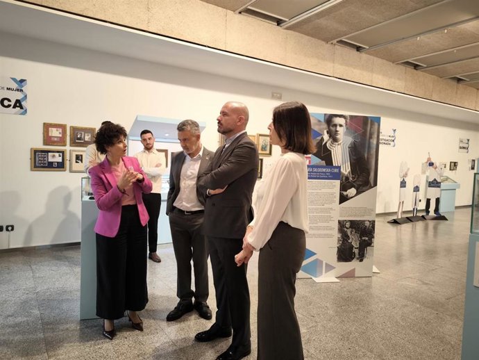 El vicesecretario de Educación e Igualdad del Partido Popular, Jaime de los Santos, atiende a las explicaciones de la concejala Celia Sanz y del alcalde de Logroño, Conrado Escobar, al visitar la exposición 'Mujeres en la Ciencia'