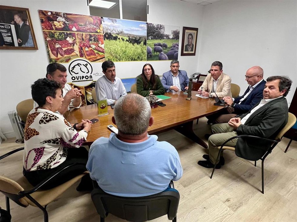 La candidata número uno del Partido Popular por la provincia de Huelva a las elecciones andaluzas, Loles López, durante una reunión con representantes de Ovipor.