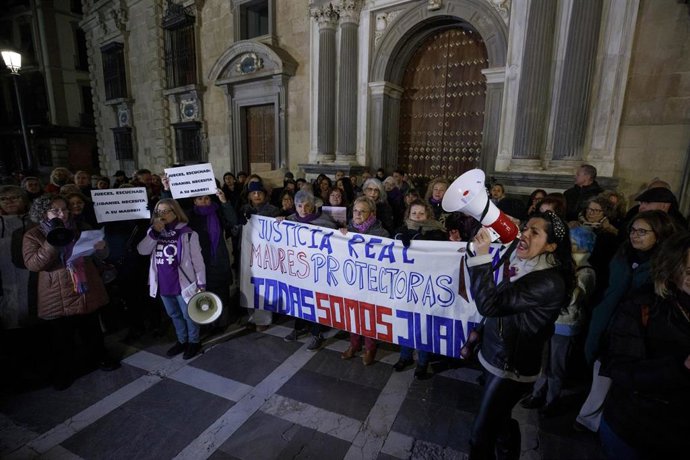 Archivo - Imagen de archivo de un grupo de personas en una concentración a favor de Juana Rivas. A 14 de enero de 2024, en Granada (Andalucía, España).