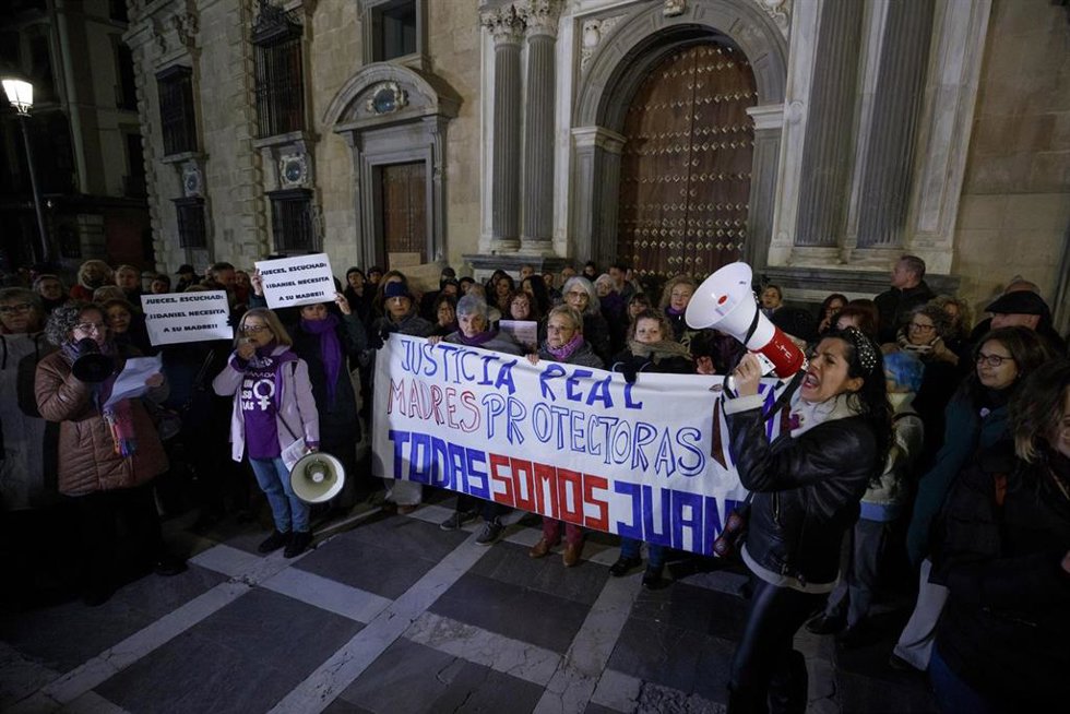 Archivo - Imagen de archivo de un grupo de personas en una concentración a favor de Juana Rivas. A 14 de enero de 2024, en Granada (Andalucía, España).
