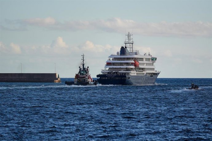 Evacuación en lancha de pasajeros a bordo del crucero MV Hondius fondeado cerca del puerto de Granadilla, a 11 de mayo de 2026, en Granadilla de Abona, Tenerife, Islas Canarias (España). 