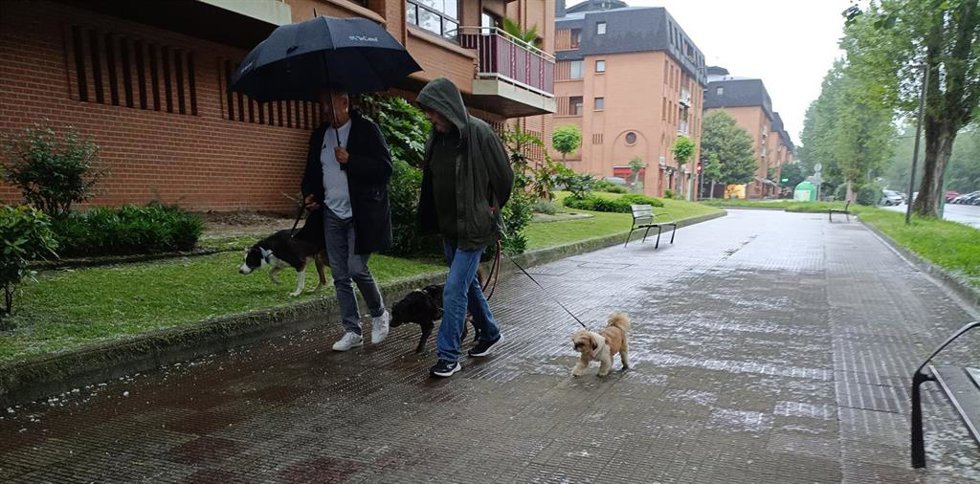 Paseantes bajo la lluvia en Getxo (Bizkaia)