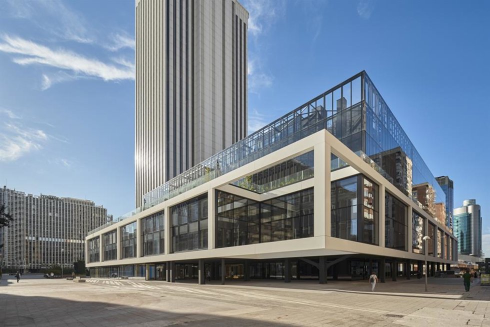 Archivo - Edificio de oficinas de Ruiz Picasso 11 en Madrid, de Merlin