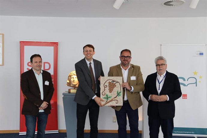 El alcalde de Mérida, Antonio Rodríguez Osuna, entrega al Parlamento Europeo dos réplicas artísticas realizadas por la extremeña Luisa Díaz