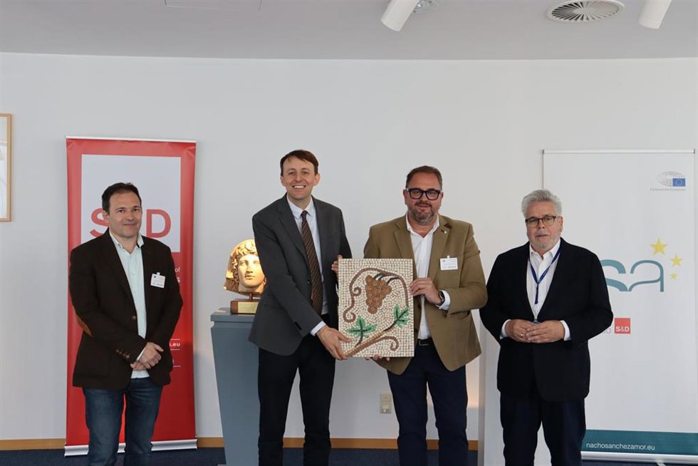 El alcalde de Mérida, Antonio Rodríguez Osuna, entrega al Parlamento Europeo dos réplicas artísticas realizadas por la extremeña Luisa Díaz