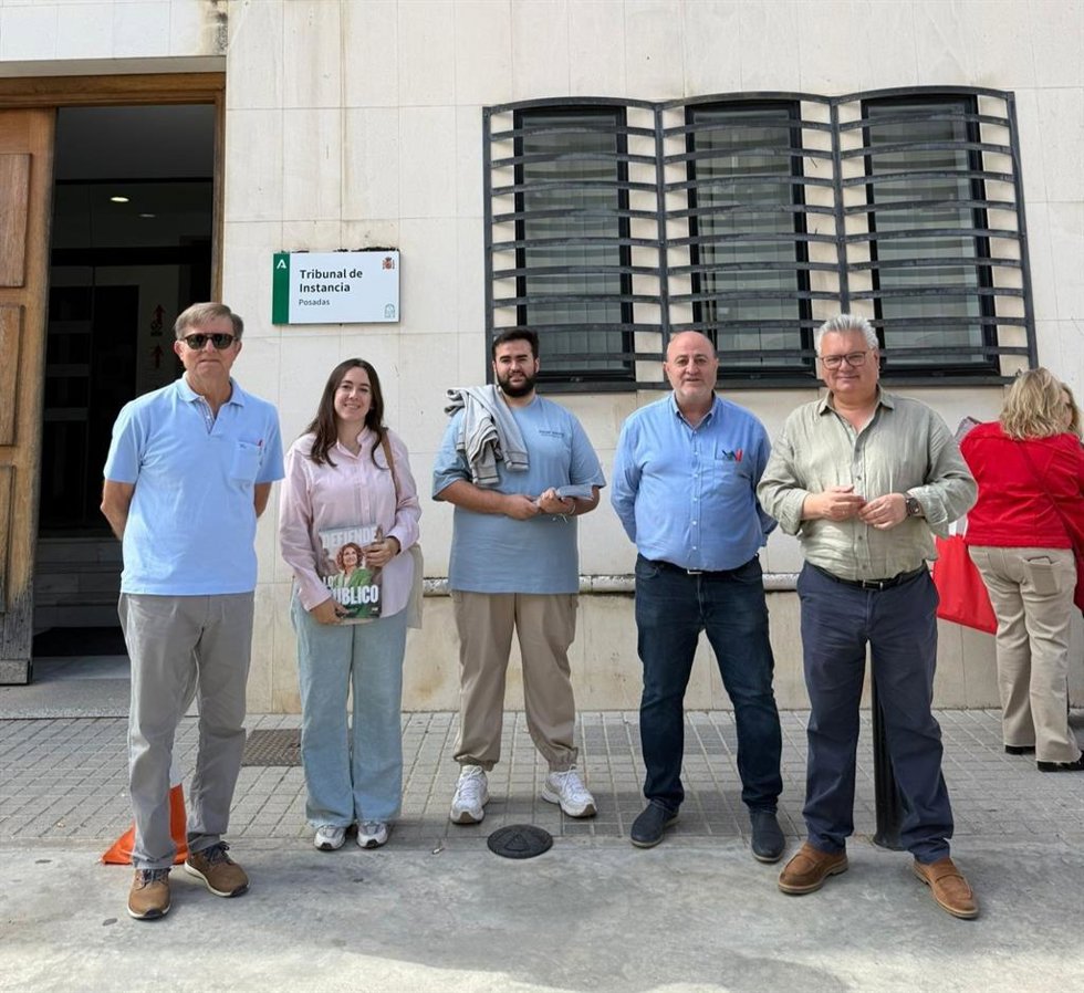 Esteban Morales (dcha.) y Emilio Martínez 2º dcha.), junto a otros cargos socialistas, ante los juzgados de Posadas.