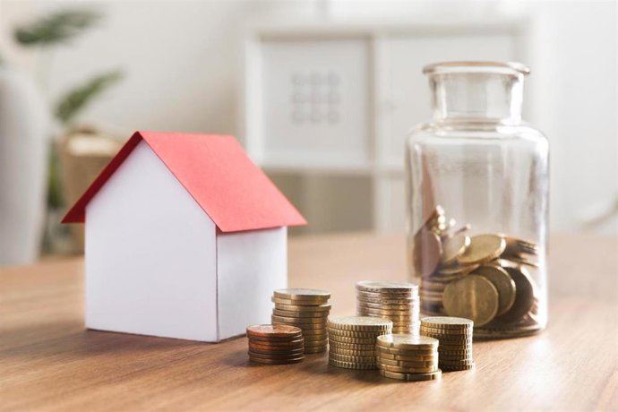 Un hogar medio en España necesita 11 años para ahorrar cada mes el 20% de su salario bruto, según Pisos.Com.