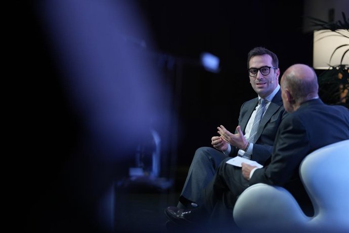 El vice-president primer del Govern i ministre d'Economia, Carlos Cos, durant la conferència ?Present i futur de l'economia espanyola?