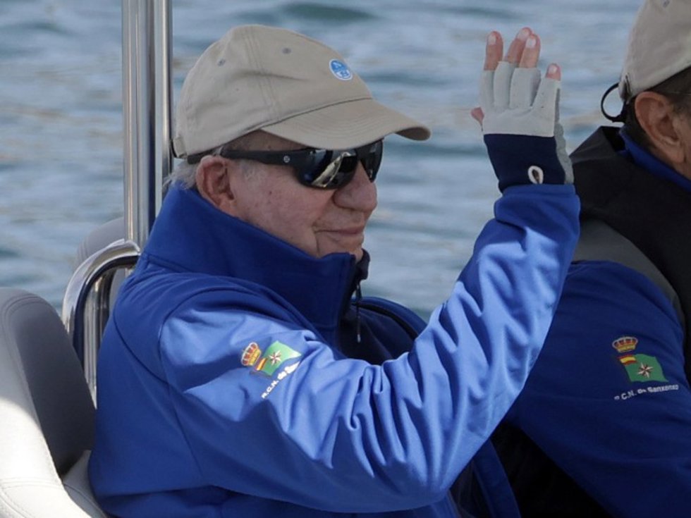 Archivo - El Rey Juan Carlos y la Infanta Elena zarpan del puerto en la primera jornada de las regatas, a 18 de abril de 2026, en Sanxenxo (Pontevedra, Galicia, España)