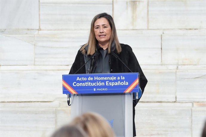 Archivo - La concejala de Chamartín, Yolanda Estrada, interviene en el Acto Institucional del Ayuntamiento con motivo del Día de la Constitución, en los jardines de la Transición Española, a 5 de diciembre de 2023, en Madrid (España). Este acto ha sido or
