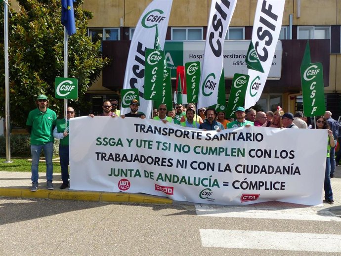 Trabajadores del transporte sanitario en Córdoba se concentran por sus precarias condiciones laborales.