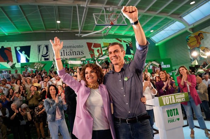 O presidente do Governo e secretário-geral do PSOE, Pedro Sánchez, ao lado da candidata socialista ao governo da Andaluzia, María Jesús Montero, em um comício de campanha.