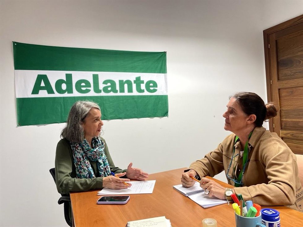 La representante de Sijea, Adela Pinillos, con la parlamentaria Begoña Iza.