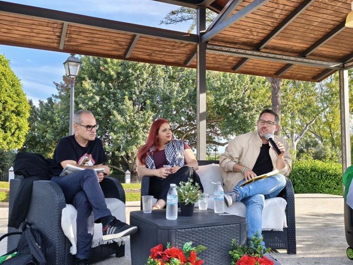 El candidato a la Presidencia de la Junta por Adelante, José Ignacio García, junto a Soulaima Vázquez y Óscar García Jurado, en un acto de campaña en Arcos de la Frontera (Cádiz)