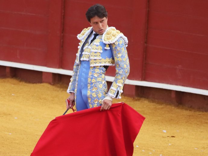 Archivo - Andrés Roca Rey durante la corrida en la Maestranza en la que sufre una cogida, a 23 de abril de 2026, en Sevilla (Andalucía, España)