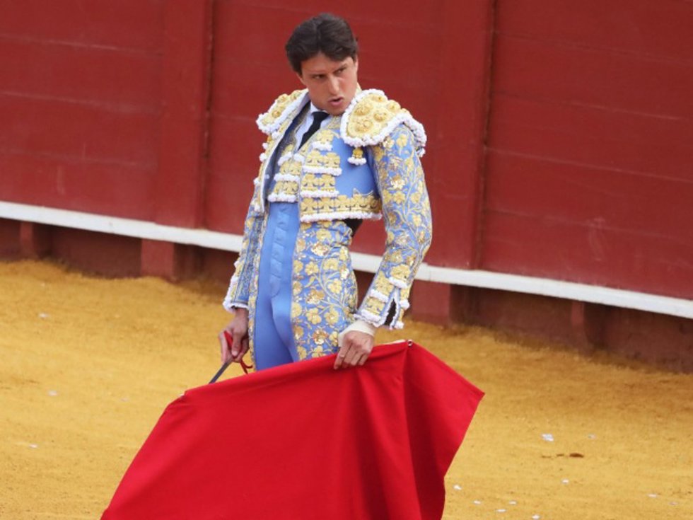 Archivo - Andrés Roca Rey durante la corrida en la Maestranza en la que sufre una cogida, a 23 de abril de 2026, en Sevilla (Andalucía, España)