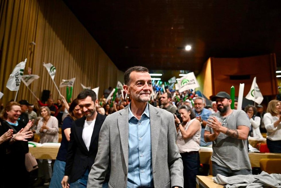 El candidato de Por Andalucía a la Presidencia de la Junta, Antonio Maíllo, junto al ministro de Derechos Sociales, Consumo y Agenda 2030, Pablo Bustinduy, en un acto de campaña en Torremolinos (Málaga).