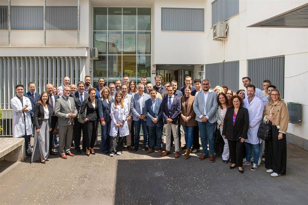 La ministra de Educación, Milagros Tolón, ha visitado el IES Fernando III de Martos (Jaén), único centro de la provincia y uno de los cinco de Andalucía en la Red Nacional de Centros de Excelencia de FP.