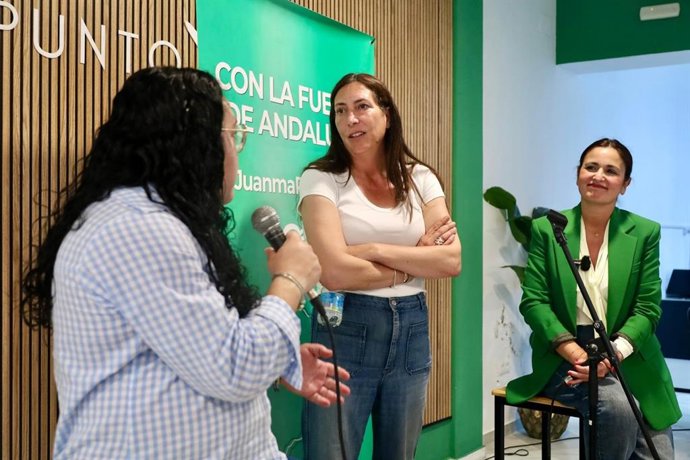 La candidata número uno del PP por la provincia de Huelva a las elecciones andaluzas del 17 de mayo, Loles López, en su reunión con asociaciones de Moguer.