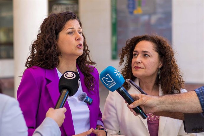 La candidata número uno por Almería, María Jesús Amate, y la candidata a la Presidencia de la Junta, Inma Nieto.