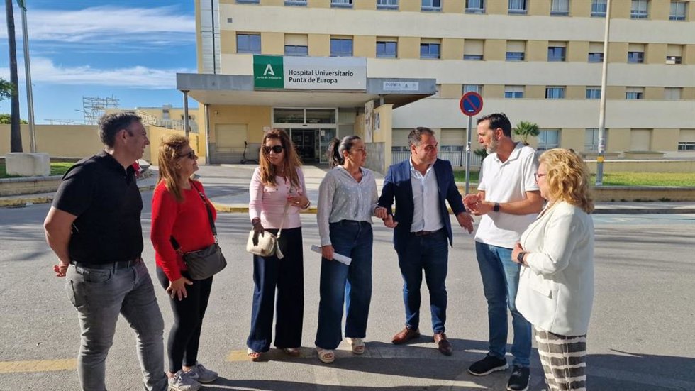 El cabeza de lista de la candidatura socialista por Cádiz, Juan Cornejo, junto a la número dos y portavoz en Algeciras, Rocío Arrabal,  a las puertas del Hospital Punta Europa.