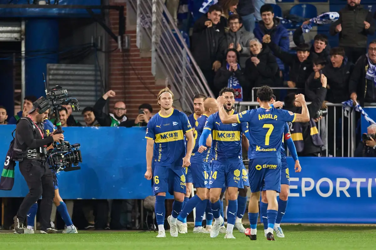 Ibrahim Yalatif Diabate, del Deportivo Alavés, celebra el primer gol de su equipo durante el partido de LaLiga EA Sports ante el FC Barcelona.