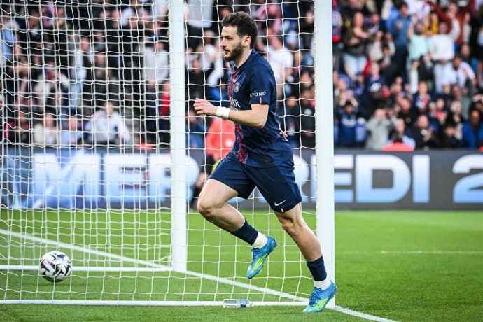 Khvicha Kvaratskhelia celebra un gol con el PSG.
