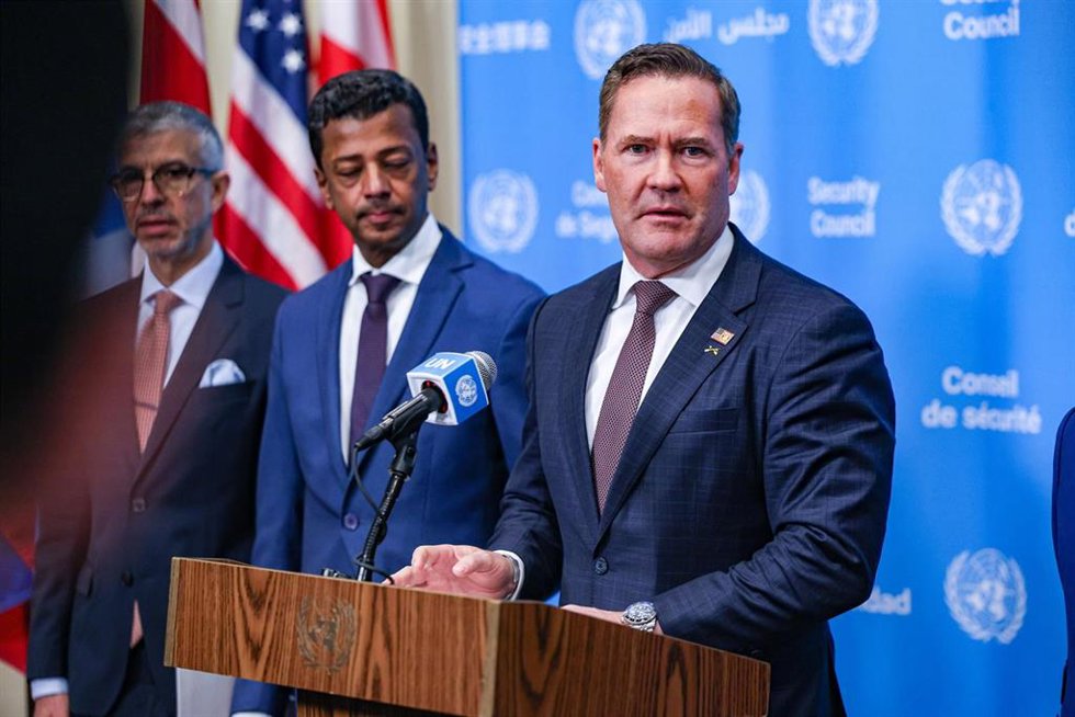 Archivo - El embajador de Estados Unidos ante Naciones Unidas, Mike Waltz, y su par bahreiní Jamal Fares Alrowaiei se dirigen a la prensa en la sede de la ONU para hablar sobre un proyecto de resolución del Consejo de Seguridad sobre el estrecho de Ormuz