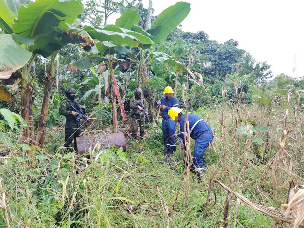 Desmantelamiento de la infraestructura irregular localizada en la provincia de Sucumbíos, en el norte de Ecuador y cerca de la frontera con Colombia