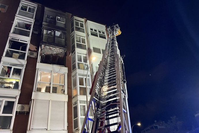 Operarios de Bomberos trabajan en la extinción de un incendio en Ciudad Lineal y en la revisión del edificio