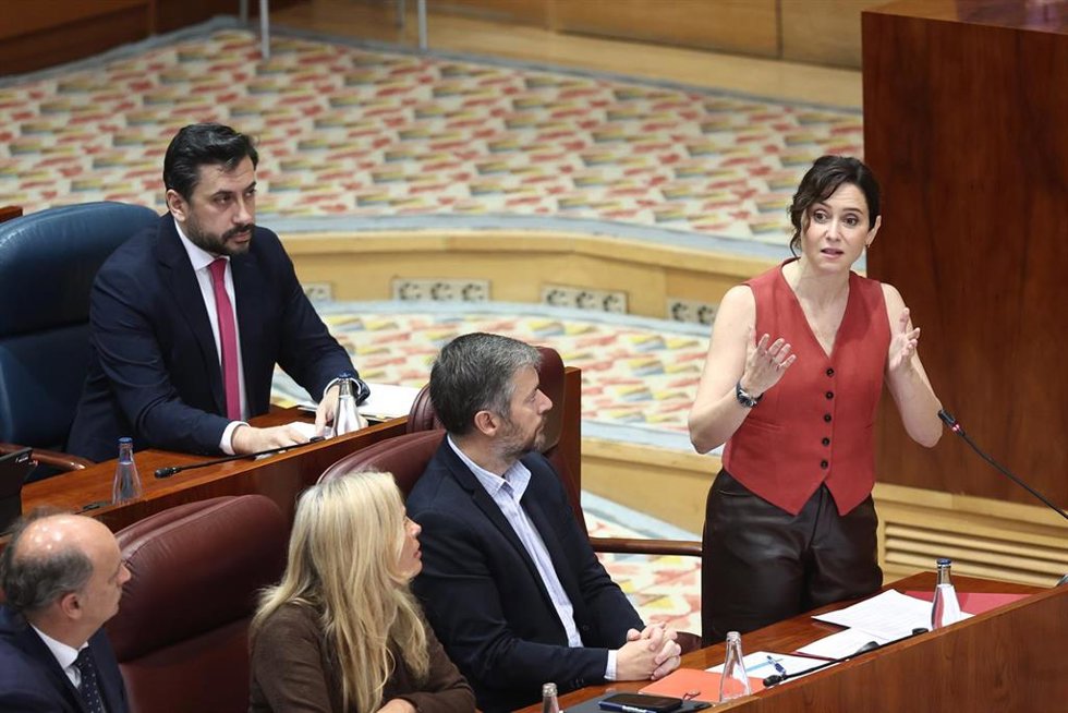 La presidenta de la Comunidad de Madrid, Isabel Díaz Ayuso (d), durante una sesión plenaria en la Asamblea de Madrid, a 16 de abril de 2026, en Madrid (España)