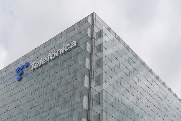 Archivo - Exterior de la sede de Telefónica, en el ensanche de Las Tablas, en el distrito de Fuencarral-El Pardo, en Madrid (España)