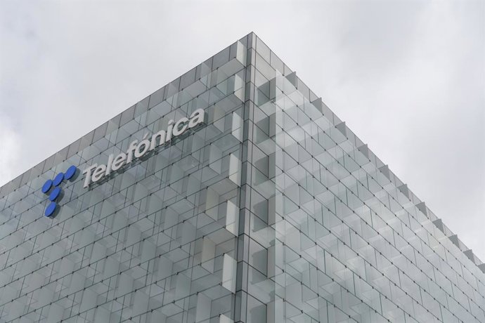 Archivo - Exterior de la sede de Telefónica, en el ensanche de Las Tablas, en el distrito de Fuencarral-El Pardo, en Madrid (España)